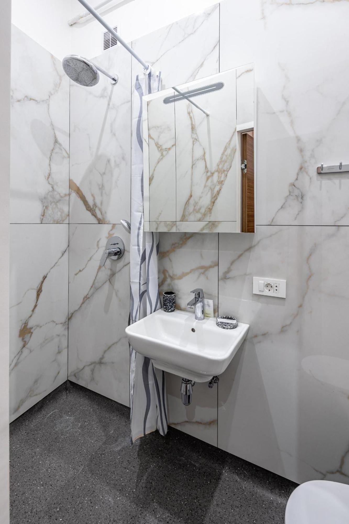 Apartamenty On Knyazya Romana Lwów Zewnętrze zdjęcie