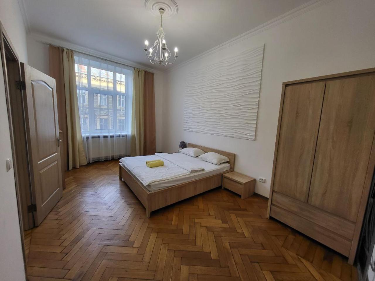 Apartamenty On Knyazya Romana Lwów Zewnętrze zdjęcie